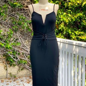 BEBE V-NOTCH BELTED MIDI DRESS